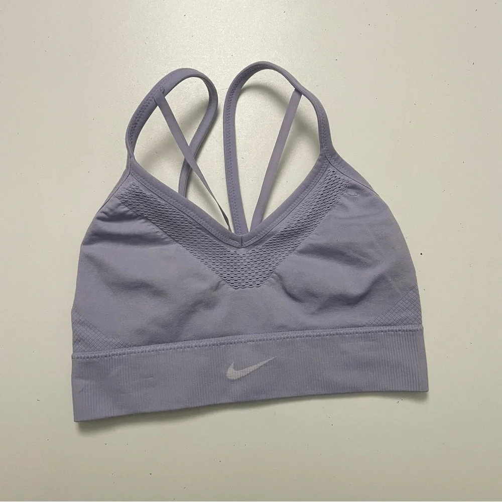 Nike Sports Bra Seamless Light Impact Yoga Pilates Lounge Lavender Purple Dawn